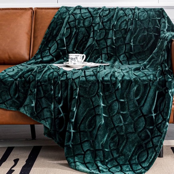 - 50 by 70 cozy blanket Curl Up Blanket
Great Christmas gift idea - Picture 2 of 2